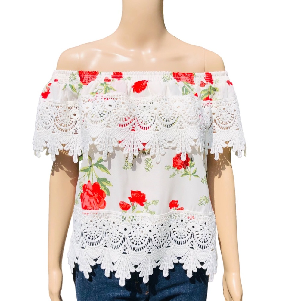 White blouse with lace and red flowers Wear on or off shoulders Sz m